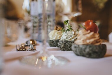 Wedding set with spread variation | © JFK PHOTOGRAPHY by Juergen Feichter